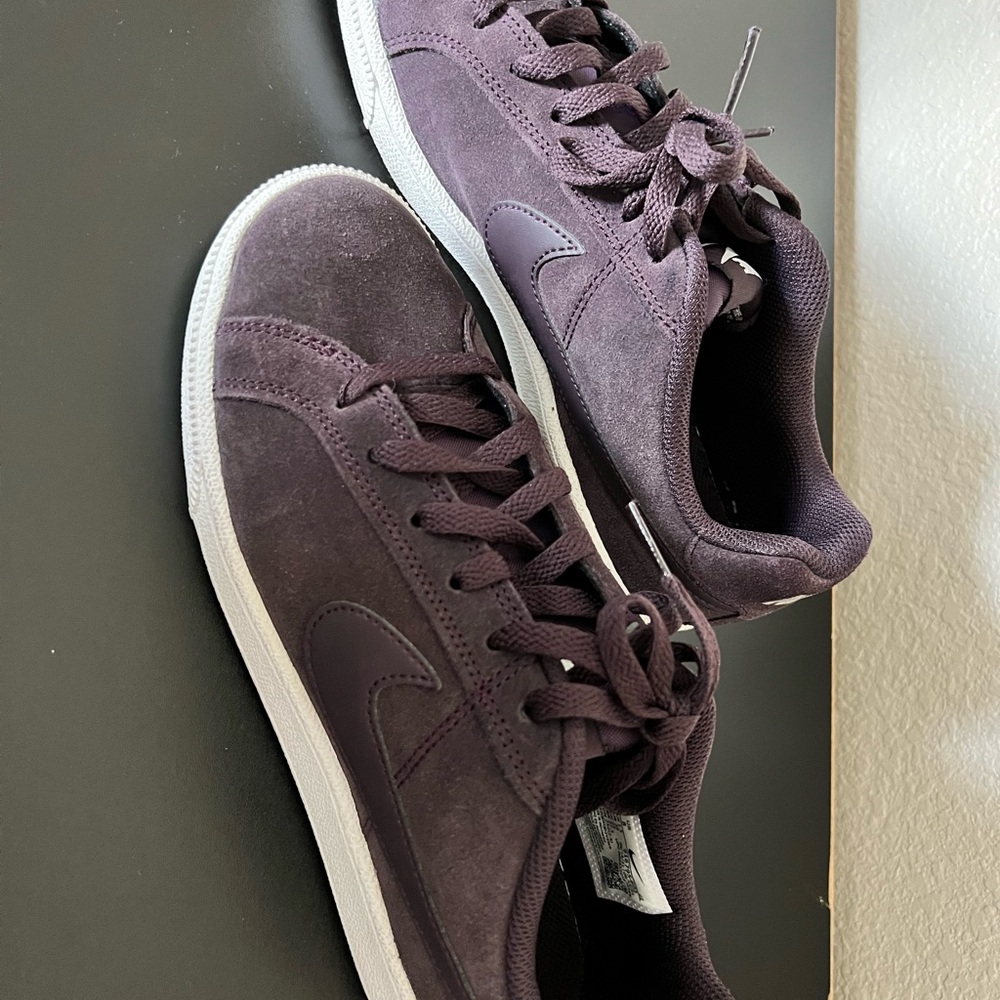 Nike Women’s Purple suede Sneakers sz 8 - Picture 3 of 6